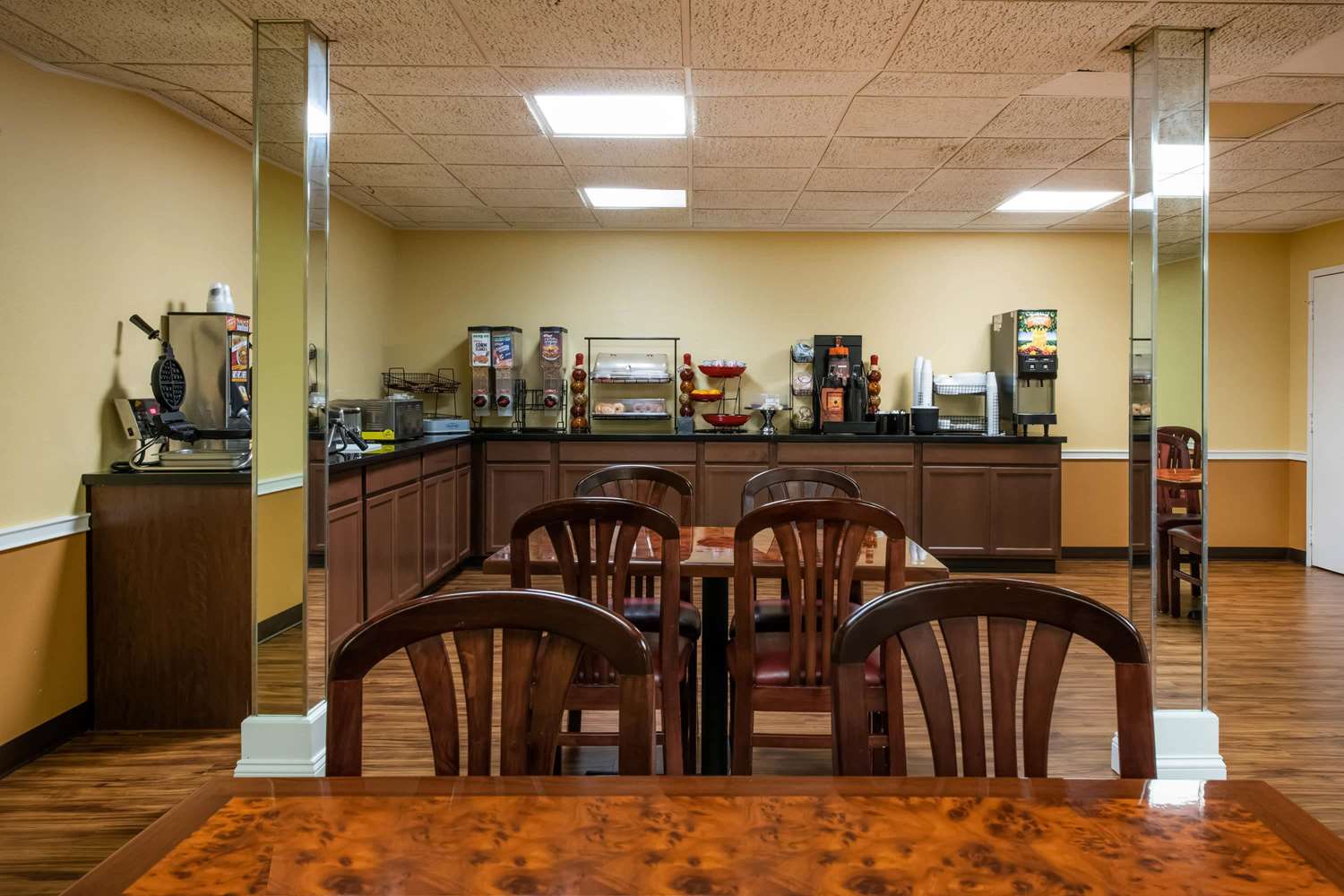 Фото Ramada by Wyndham Groton