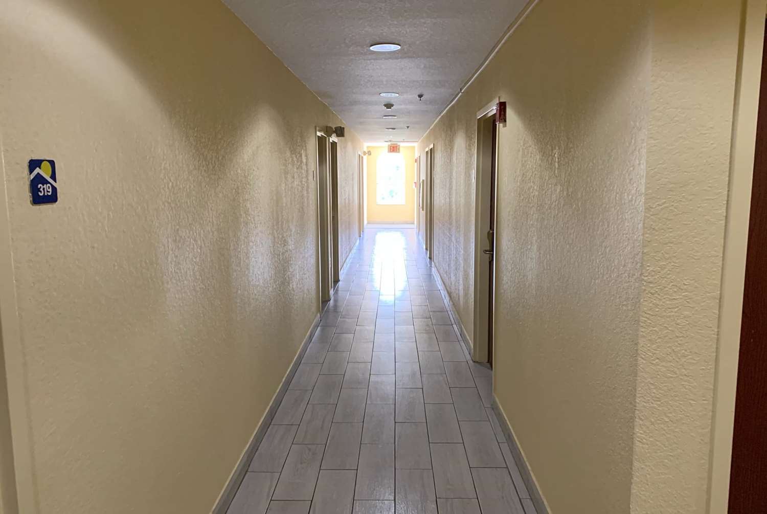 Фото Days Inn & Suites by Wyndham Tampa/Raymond James Stadium