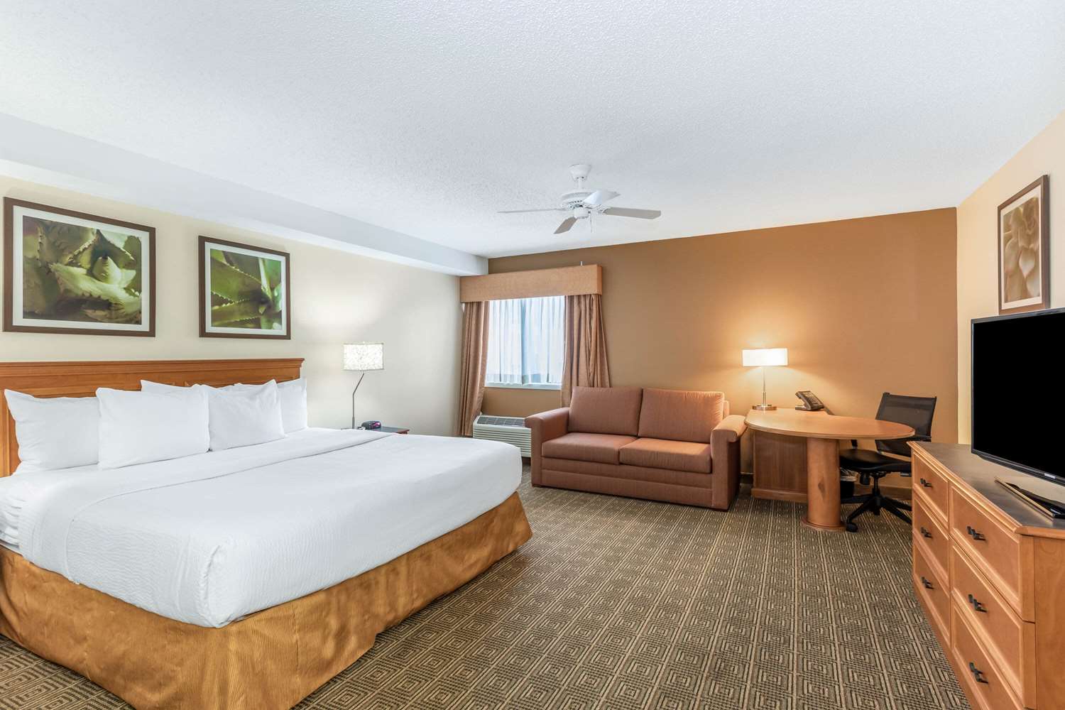 Фото La Quinta Inn & Suites by Wyndham Orlando South