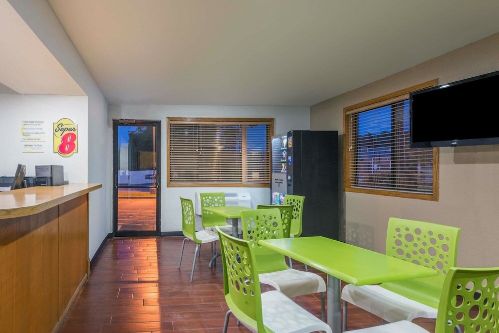 Фото Super 8 by Wyndham Delmont