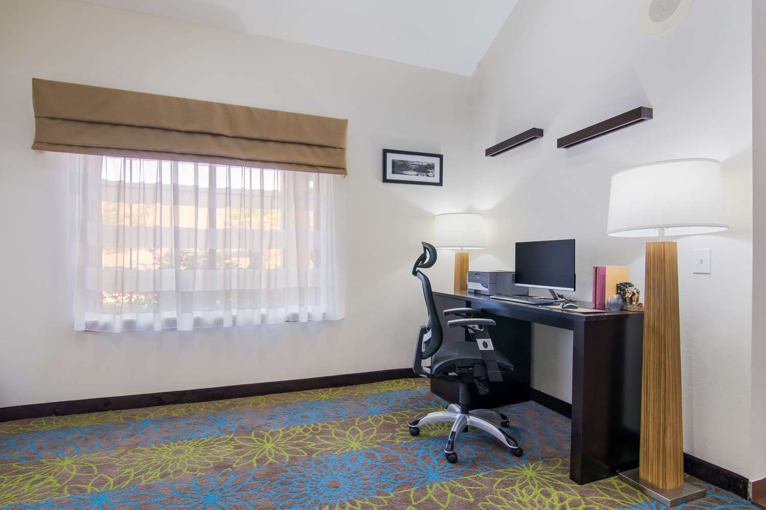 Фото Sleep Inn near The Avenue