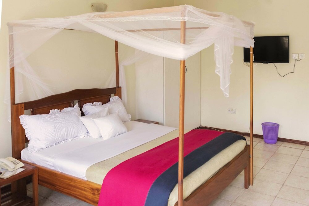 Фото Raja Excelsior Hotel