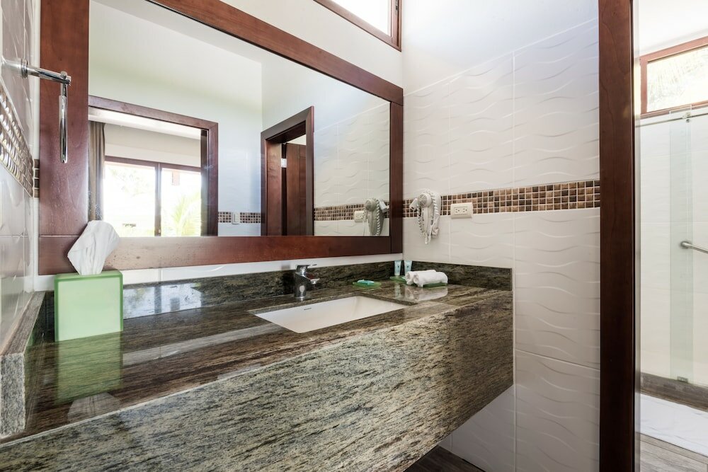 Фото Paraiso Rainforest and Beach Hotel