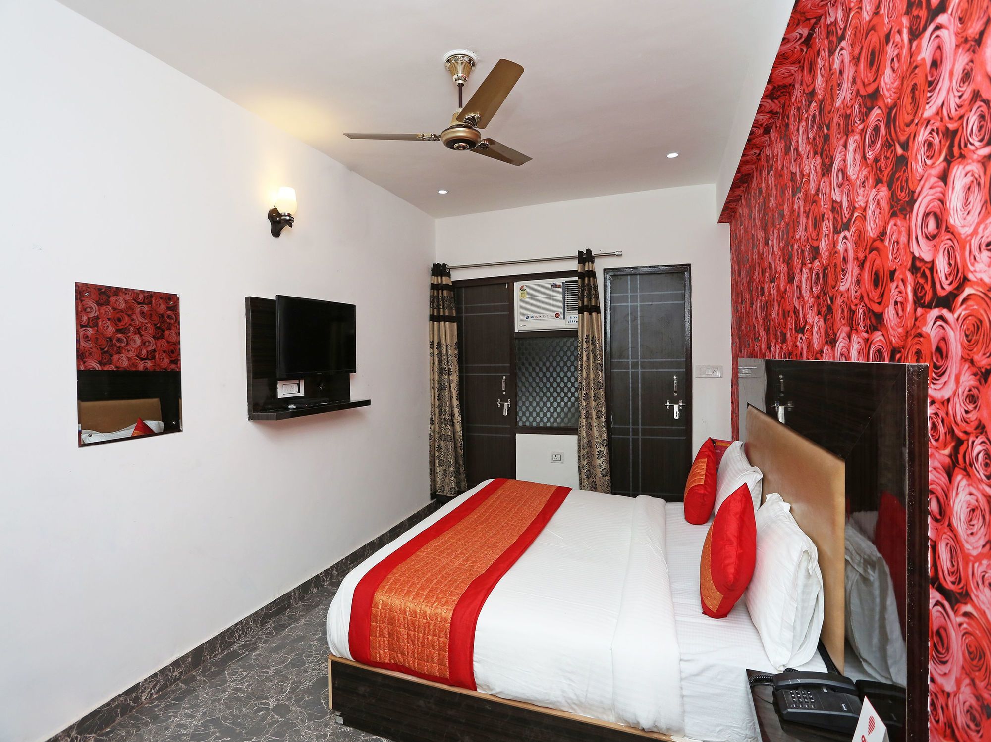 Фото Oyo 11405 Hotel Tej Palace