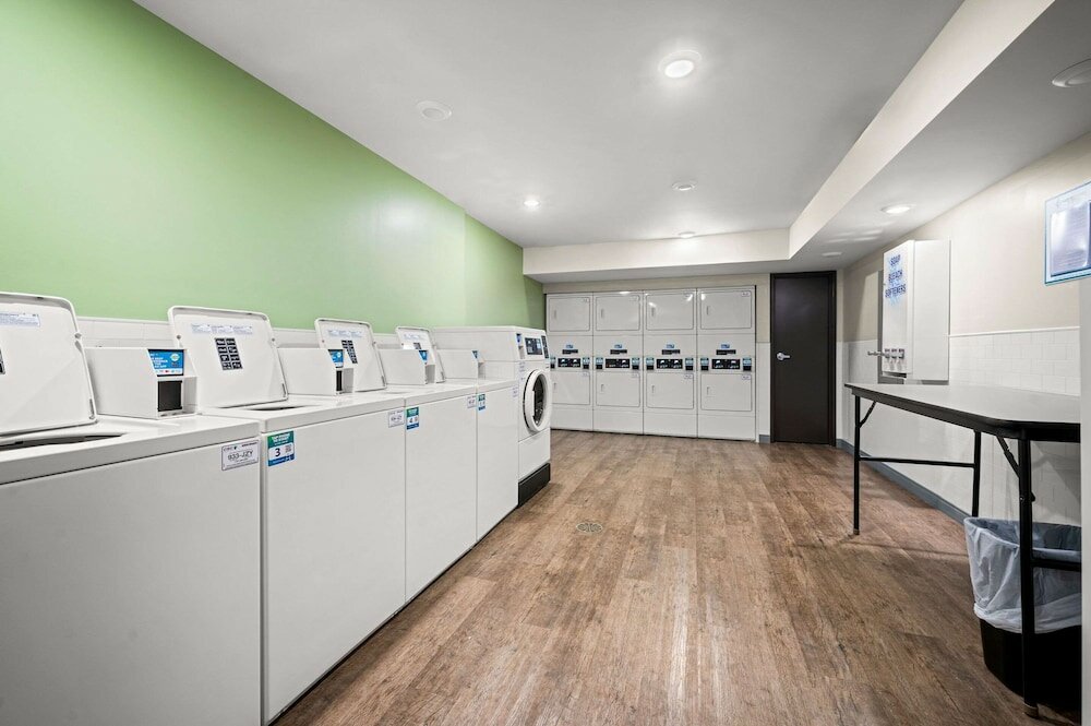 Фото Woodspring Suites Dearborn - Detroit