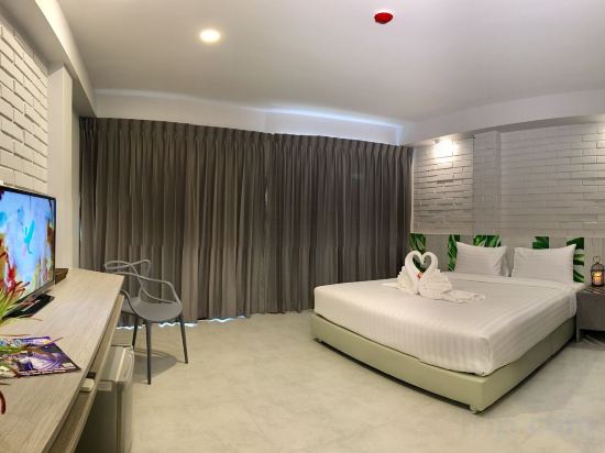 Фото The Pat Hotel