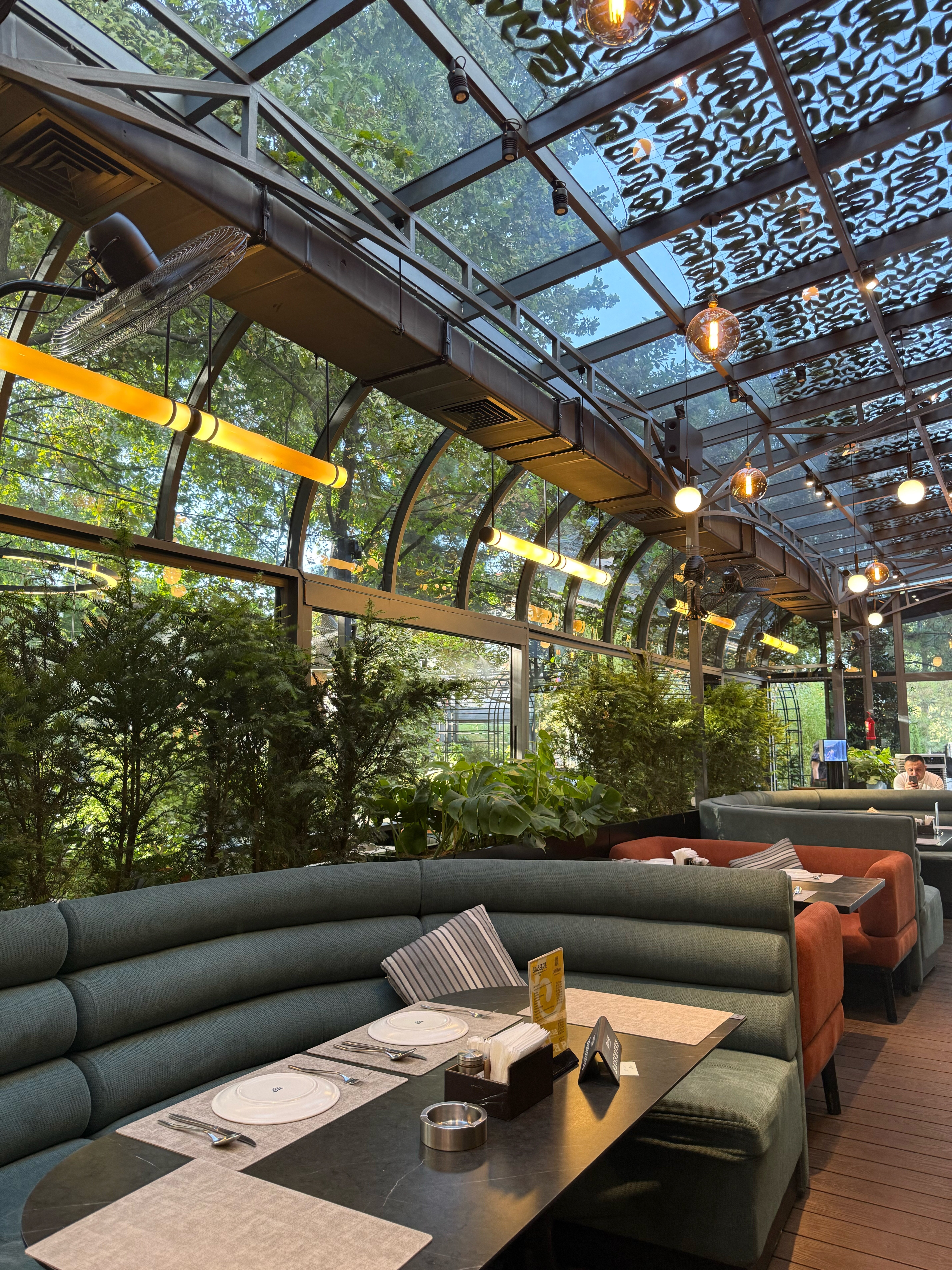 Ересек, артық салмақты әйелдер орындаған куннилингустың эротикалық фотосуреттері