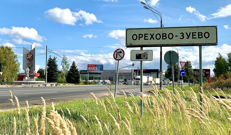 Шлюха диванда юбкасын көтеріп, оның кискасын ашты (порно видео)