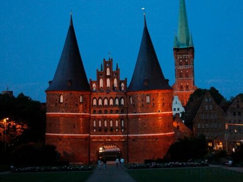 Внешний вид отеля H+ Hotel Lubeck в Лю́беке, фото 2