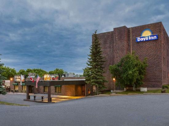 Фото Days Inn & Conference Centre by Wyndham Renfrew