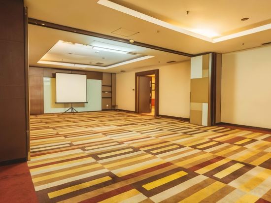 Фото The Falatehan Hotel