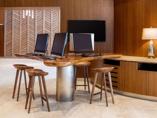 Фото Hilton Garden Inn Waikiki Beach