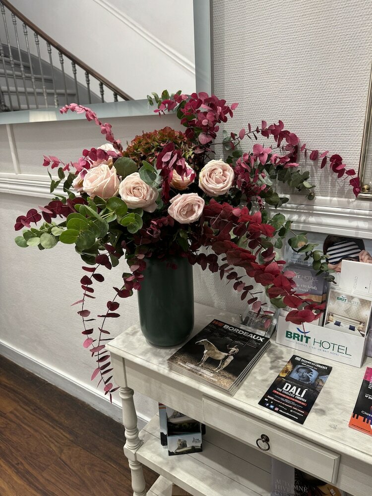 Фото Brit Hotel Des Grands Hommes Bordeaux Centre