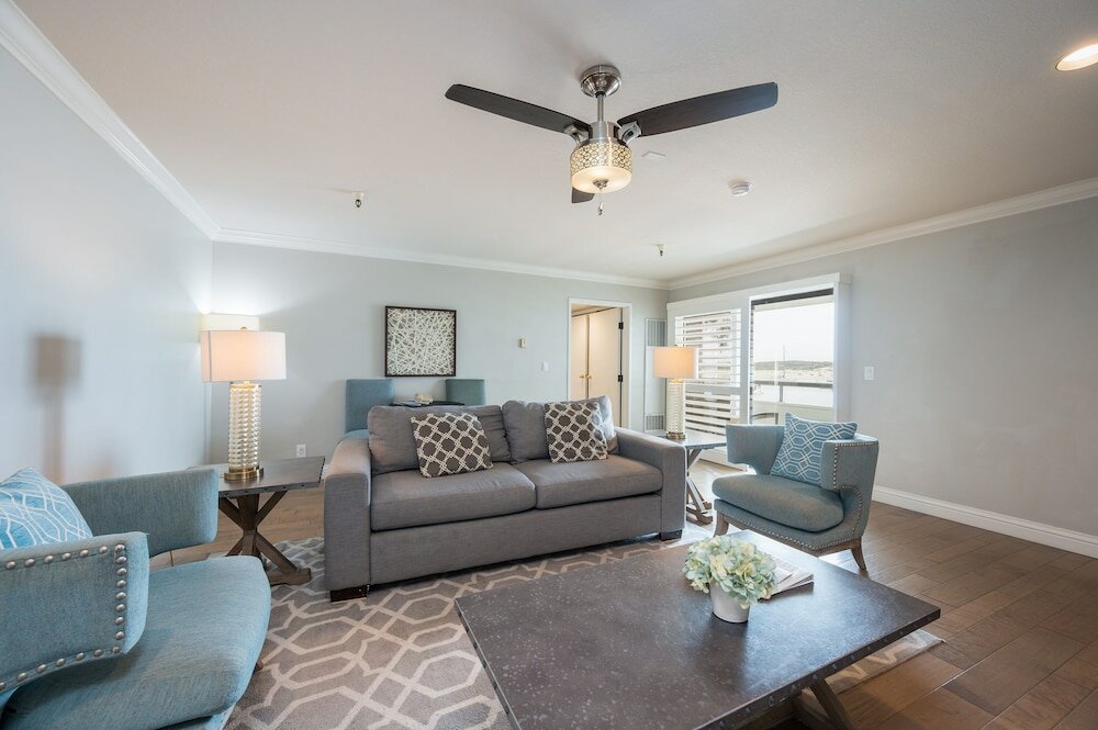 Фото 456 Embarcadero Inn & Suites