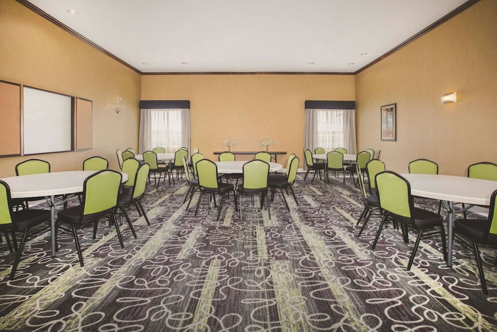 Фото La Quinta Inn & Suites by Wyndham Dallas South-DeSoto