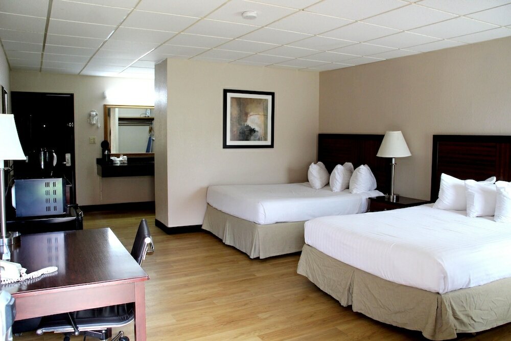 Фото Holiday Manor McPherson