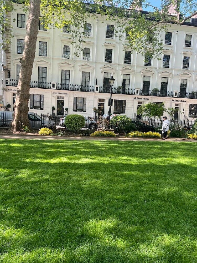 Фото Tudor Court Hotel