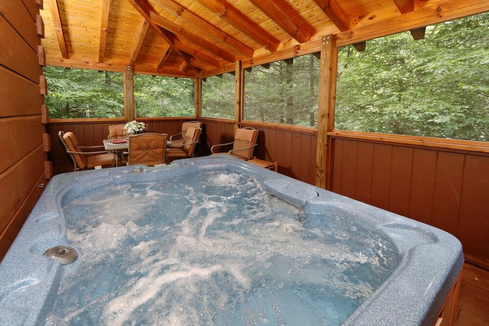 Фото Majestic Manor - Five Bedroom Cabin