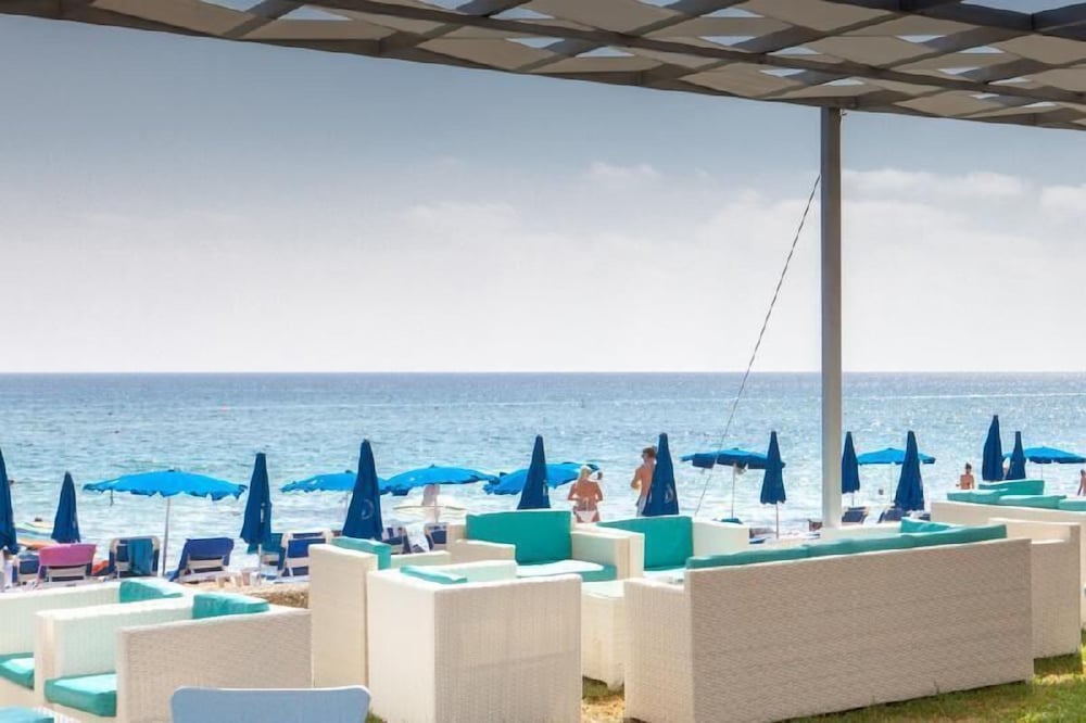 Фото Vrissaki Beach Hotel