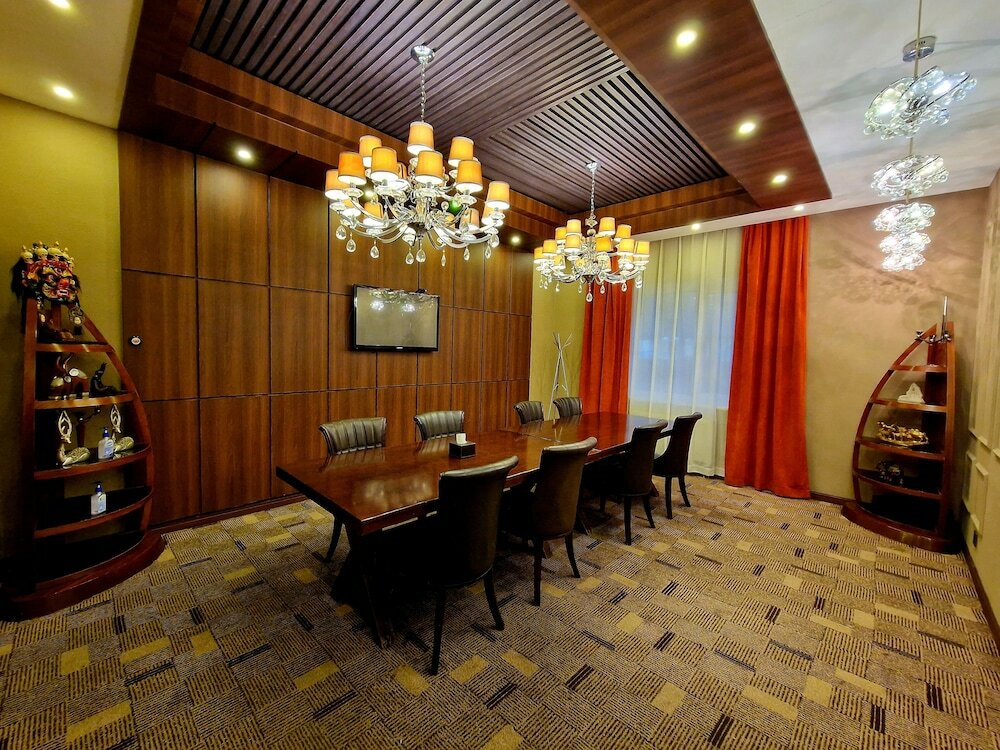 Фото New West Hotel