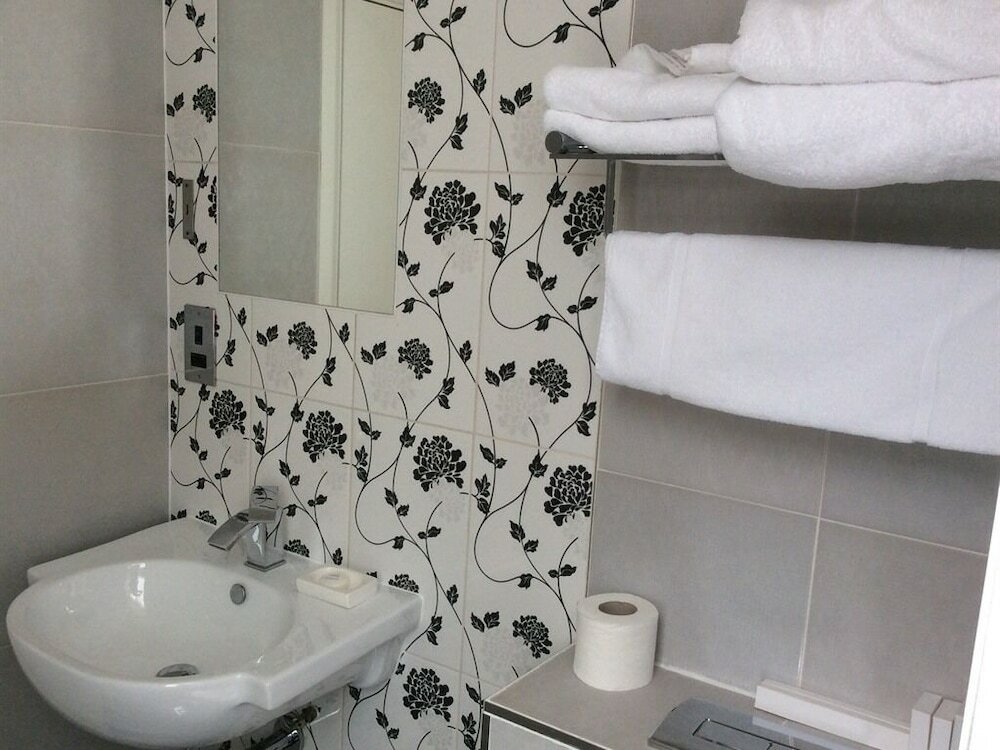 Фото The Fitzrovia Belle Hotel