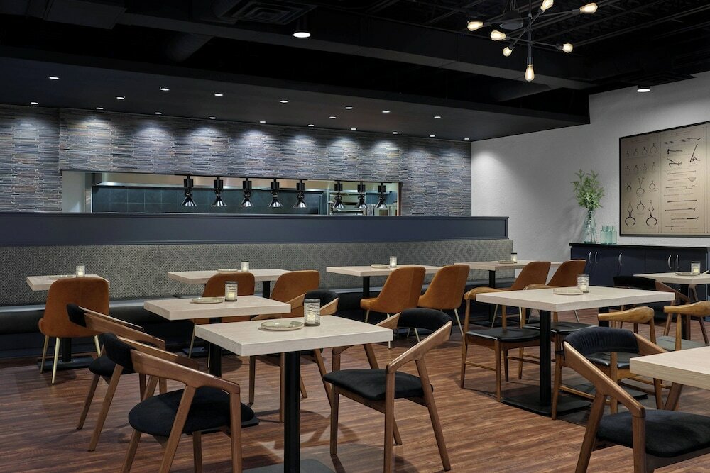 Фото Delta Hotels by Marriott Milwaukee Northwest