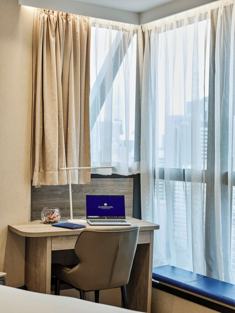 Фото The Emperor Hotel