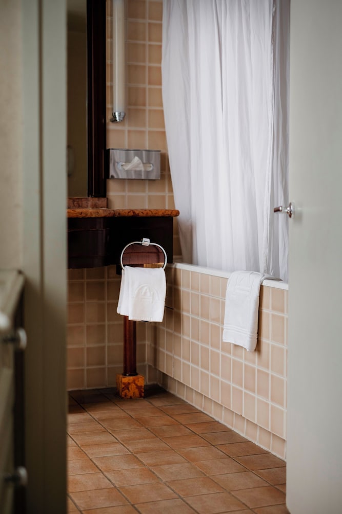 Фото Hôtel de l'Arcade