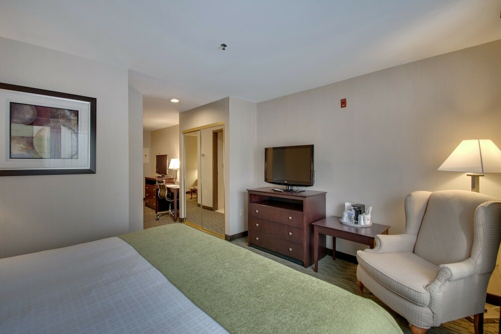 Фото Best Western Plus The Inn at Hampton