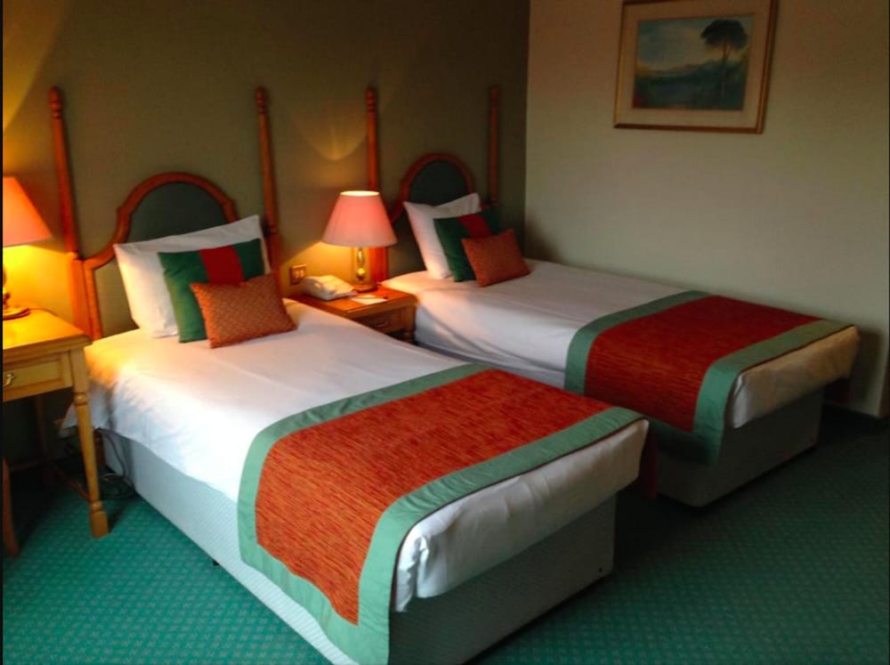 Фото Coulsdon Manor Hotel and Golf Club