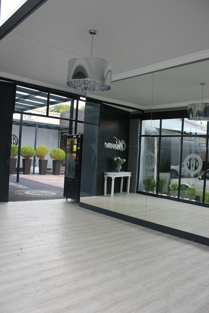 Фото The Halfway House Hotel