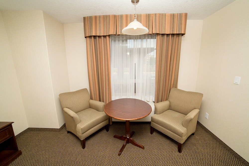 Фото Holiday Inn Express & Suites Drayton Valley