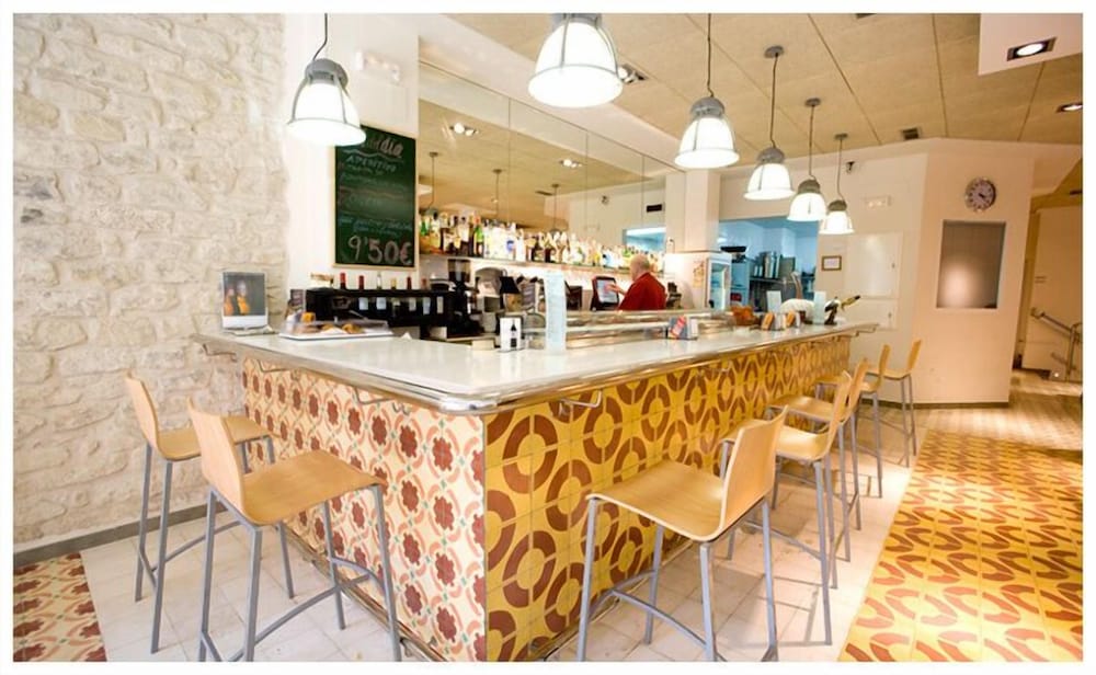 Фото Hostal La Lonja