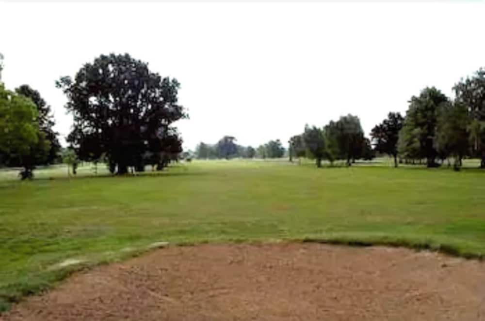 Фото Coulsdon Manor Hotel and Golf Club