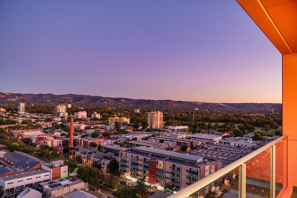 Фото Toms Court Hotel