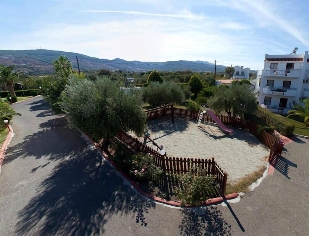 Фото Sandy's Studios Apartments & Log Villas