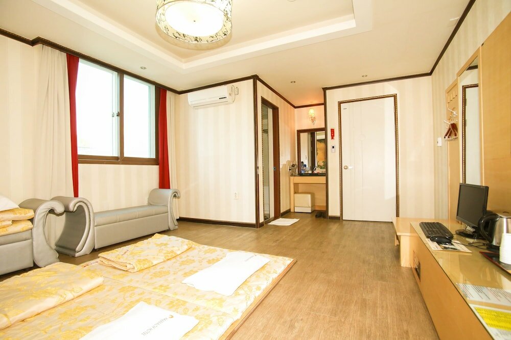 Фото Yeosu Beach Hotel