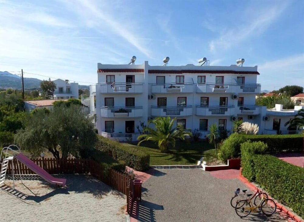 Фото Sandy's Studios Apartments & Log Villas