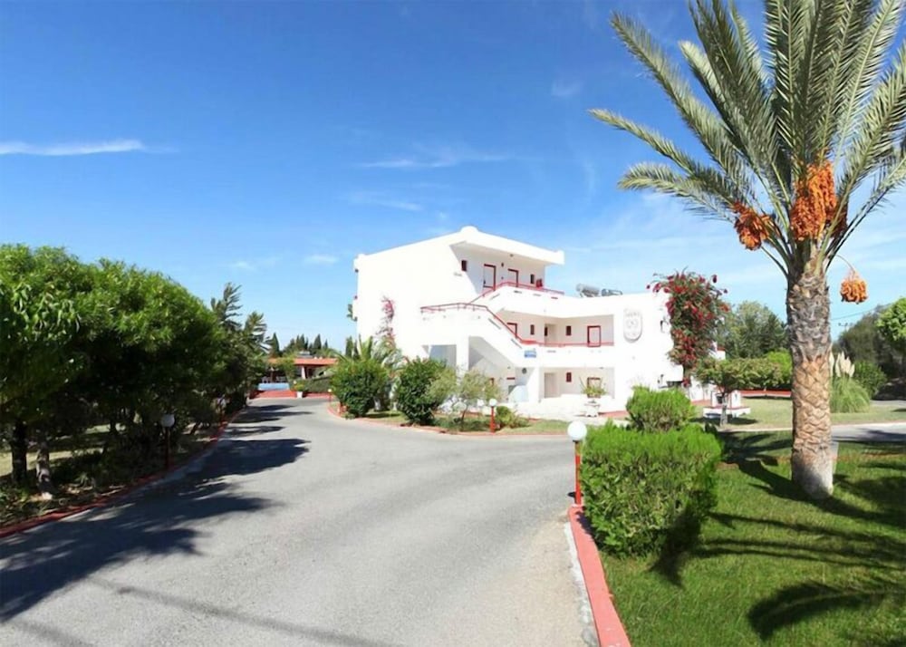 Фото Sandy's Studios Apartments & Log Villas