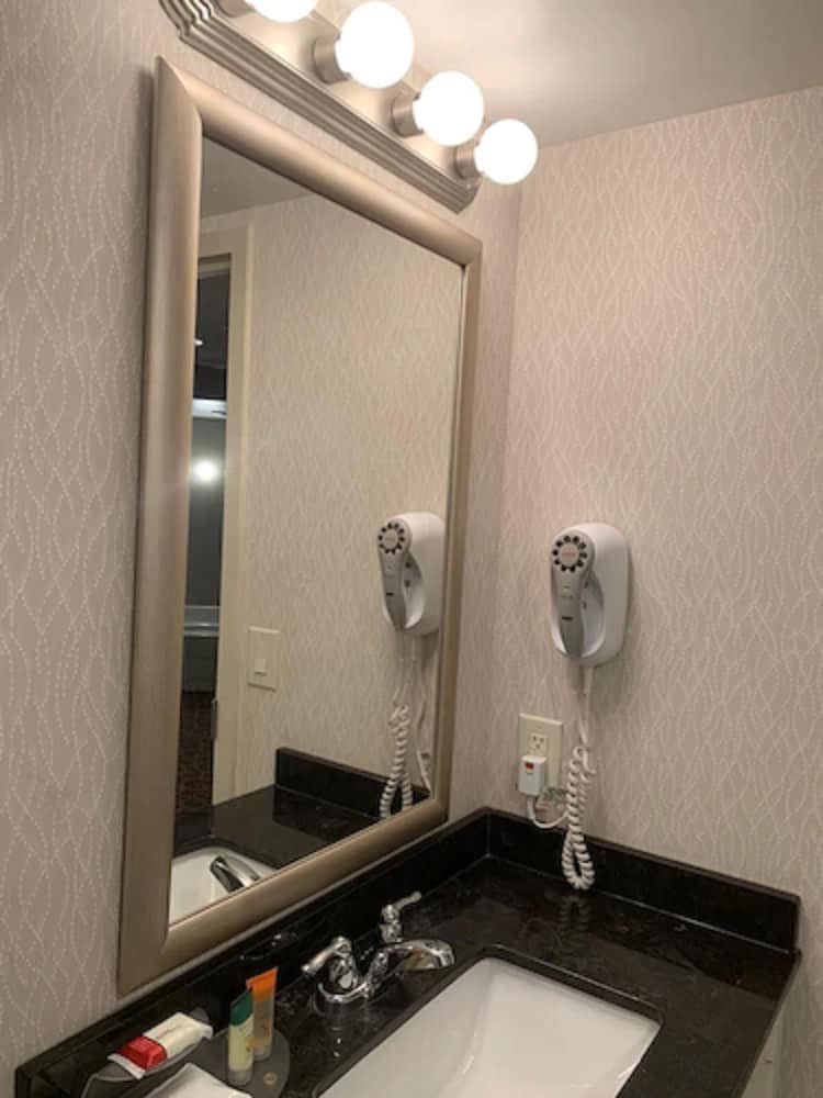 Фото Ramada by Wyndham Niagara Falls/Fallsview