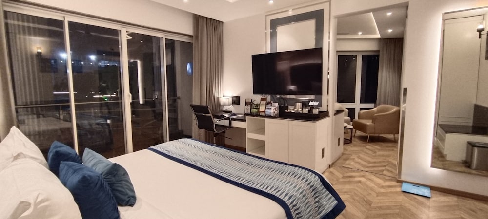 Фото Amanora The Fern Hotels & Club