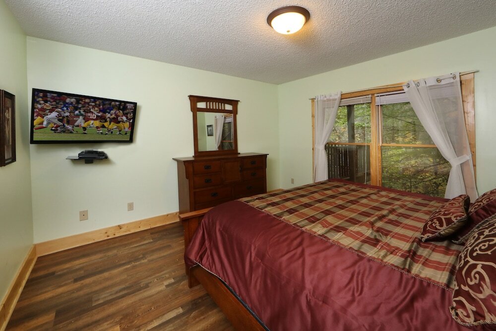 Фото Majestic Manor - Five Bedroom Cabin