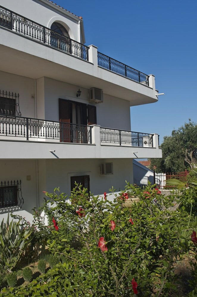 Фото Marialice Apartments