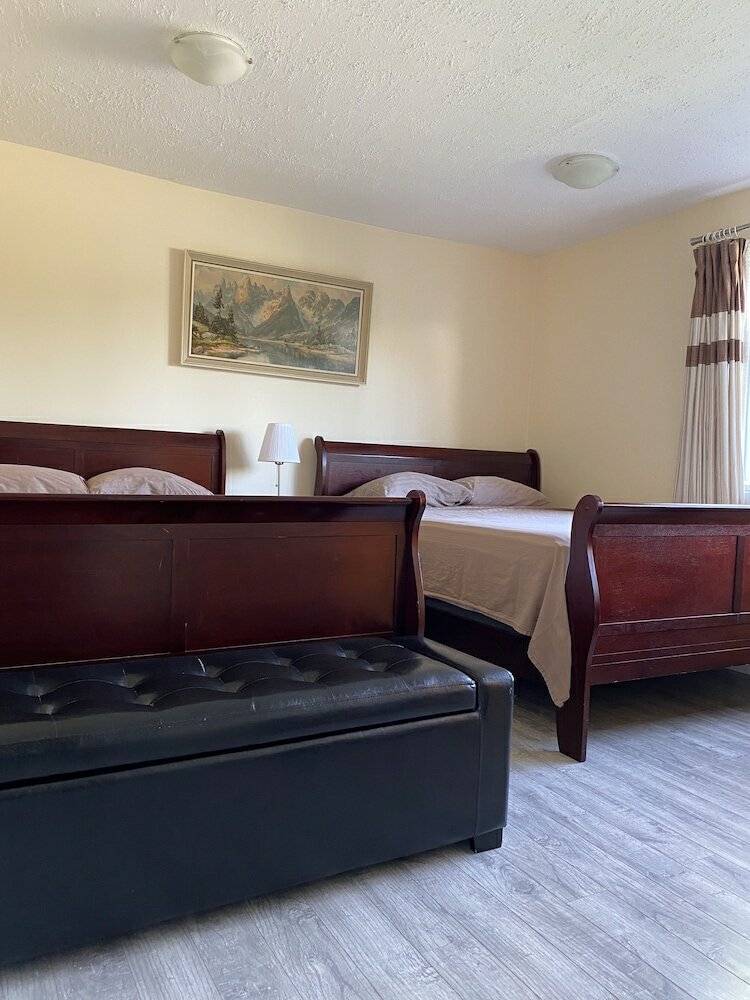 Фото Yvr Vickie’s Bed and Breakfast