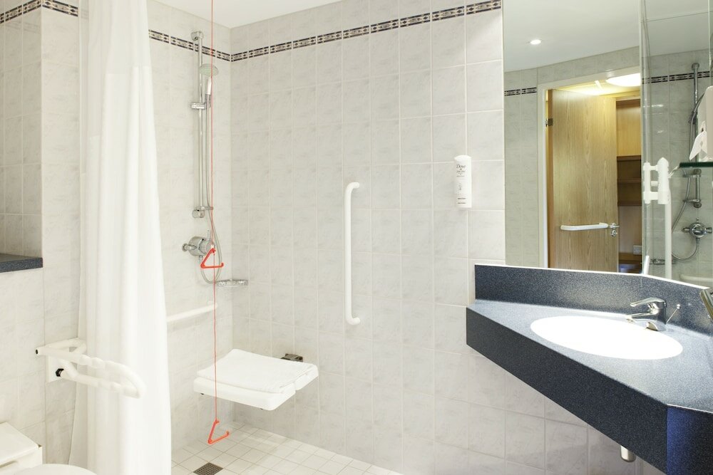 Фото Holiday Inn Express London - Park Royal