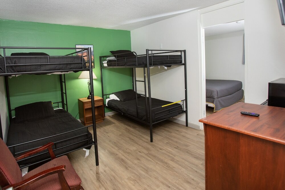 Фото Travelers Uptown Motel