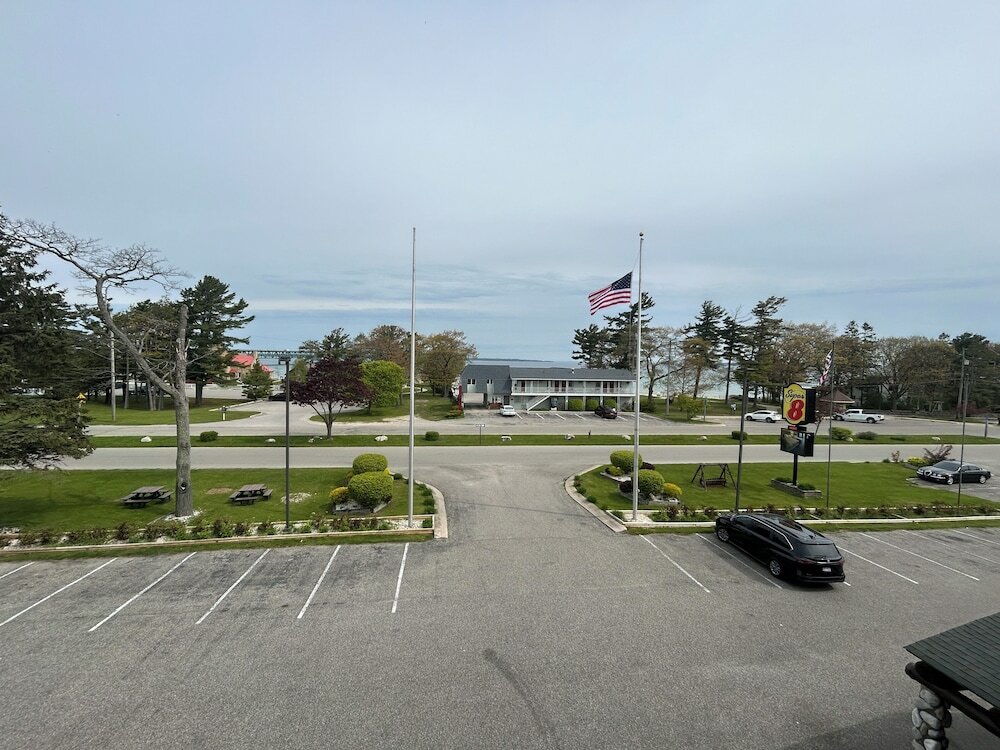 Фото Super 8 by Wyndham Bridgeview of Mackinaw City