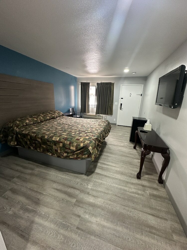 Фото Palm Inn Hotel near Tyler Mall Riverside