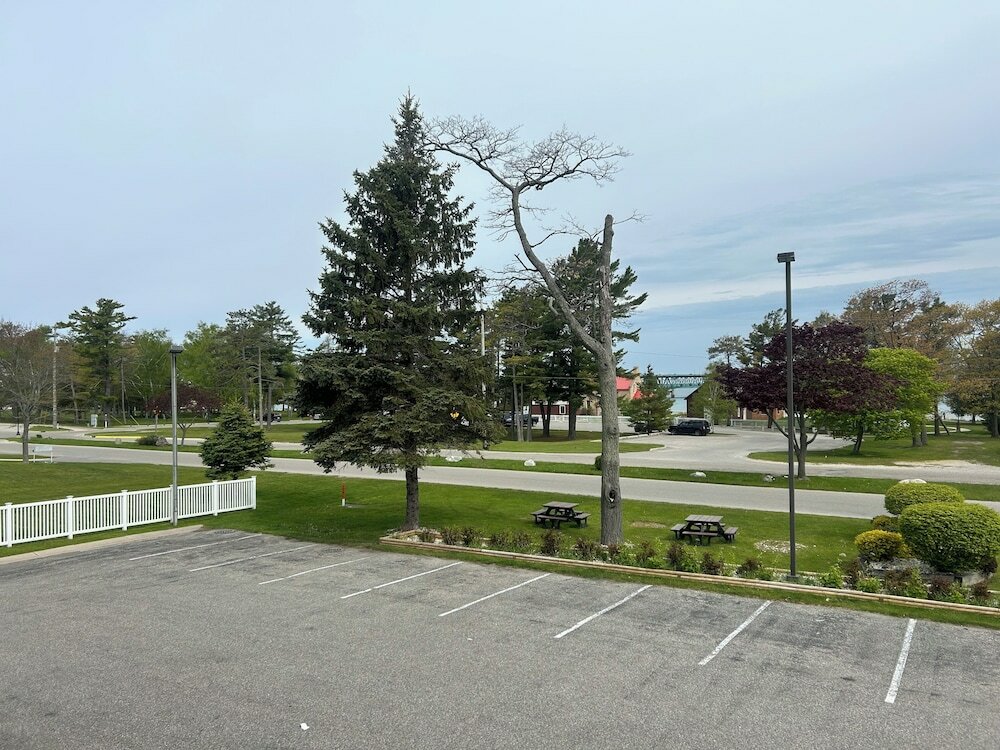 Фото Super 8 by Wyndham Bridgeview of Mackinaw City