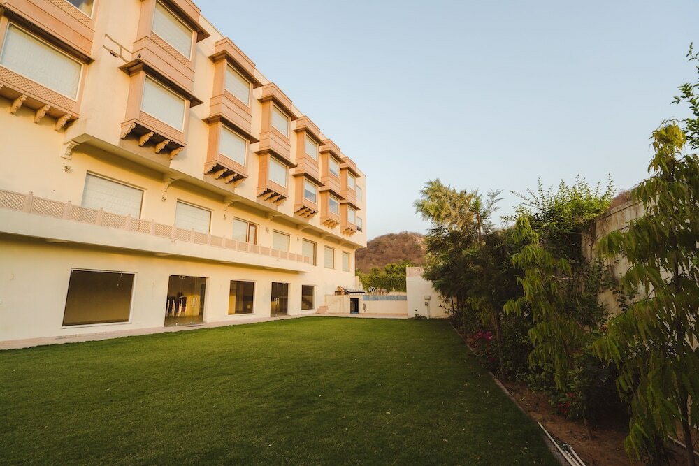 Фото WelcomHeritage Mount Valley Resort, Ranthambore